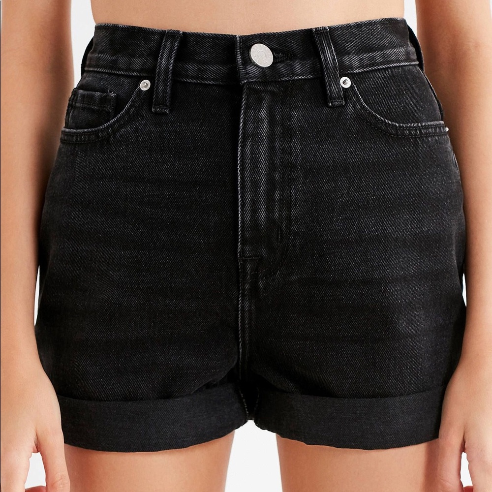 BDG URBAN OUTFITTERS MOM HIGH RISE SHORTS - BLACK